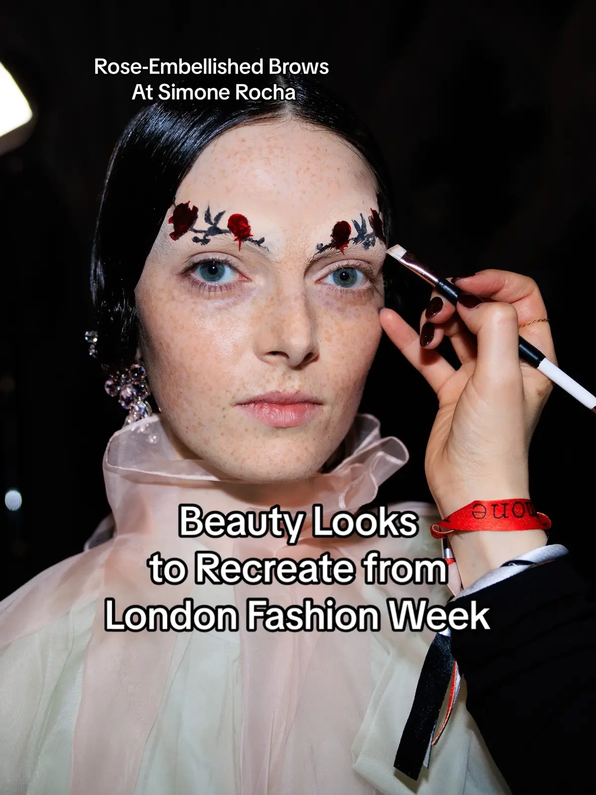 Which look would you recreate? From a bold wing at #Erdem to Rose-Embellished brows at #SimoneRocha and a red lip (and grey wig!) at #JWAnderson, there’s no shortage of beauty inspo found at #LondonFashionWeek. #TikTokFashion 