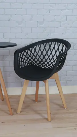 A Cadeira Web Wood Com Braço possui design moderno e refinado é perfeito para criar uma decoração cheia de charme no quarto, escritório, sala de estar, áreas de lazer e até na cozinha, sem sobrecarregar o espaço. #cadeira #cadeiradeescritório #foryou #fyp #saladejantar #sala #cadeiradejantar
