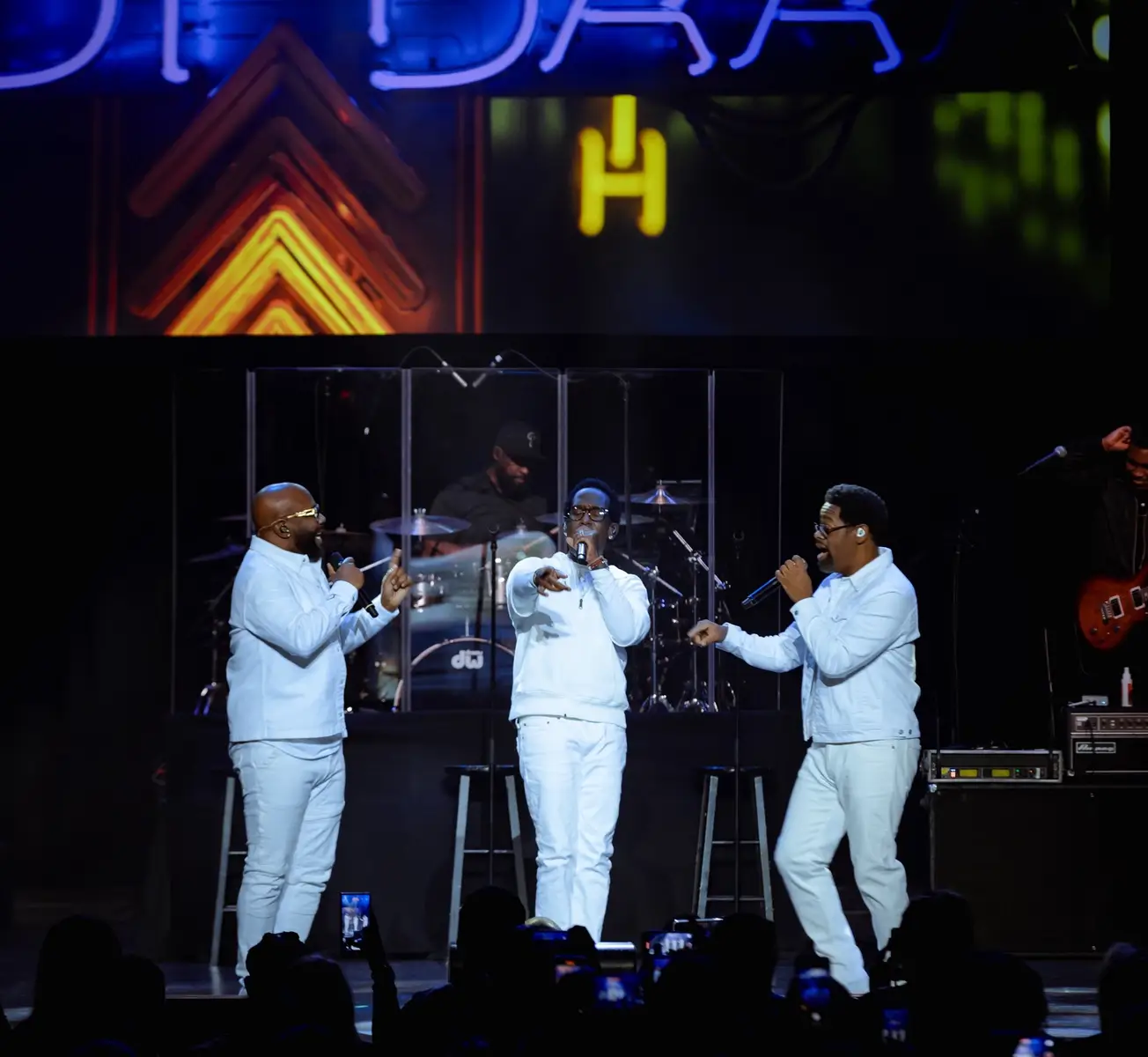 Jet black Benz and plenty of friends on 2.17 at The Met Philadelphia 💯🎶🎶 #boyziimen #boyziimentour #motownphilly  📸: ShannonNicolePhoto