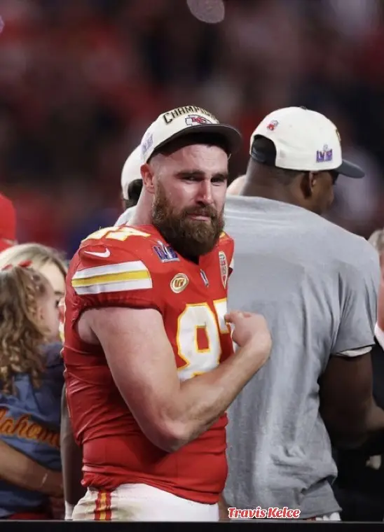 Travis Kelce seeing Taylor and his family down on the field after he won the Super Bowl ✨ . . #traviskelce #kcchiefs #nfl #traviskelce87 #tayvis #taylorswift 