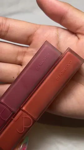 Rom&nd Blur Fudge Tint swatches 💄 code  01 Pomelo 🧡 06 Mauvish 🎀 • • • • • • #romand #romandblurfudgetint #pomelo #mauvish #romandliptint #kbeauty #cosmetics #koreanbeauty #prettypackaging #aesthetic #koreanmakeup #lips #liptint #softcore #pink #orange #yesstyle #fyp #fypシ #xyzbca #zyxcba #tiktok  