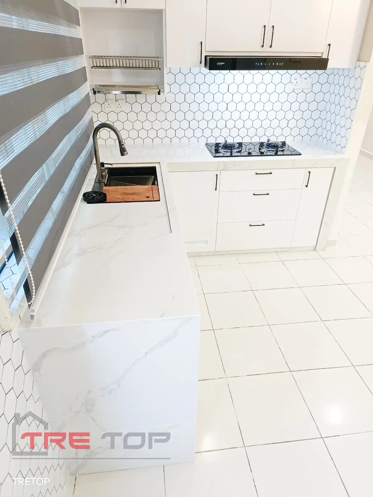 Lokasi: Bukit rangin Perdana 2, Kuantan - Table Top konkrit finishing porcelain tile - Back splash tile 1'x2'  - Kabinet bawah dan atas termasuk aksesori #tretop #tabletop #kabinetdapur #kitchencabinets #renovation #interiordesign #dapur #designhouse 