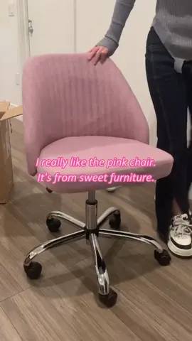 I really like the pink chair ❤️ #furniture #smugfurniture #tiktokmademebuyit #viralchair #chair #pinkchair #deskchair 