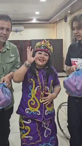 Minyak dayak asli ibu ida harga 50ribuan bisa dibeli secara resmi di tiktok ibu ida 👆 #minyakdayakasli #minyakdayak #idadayak #fyp 