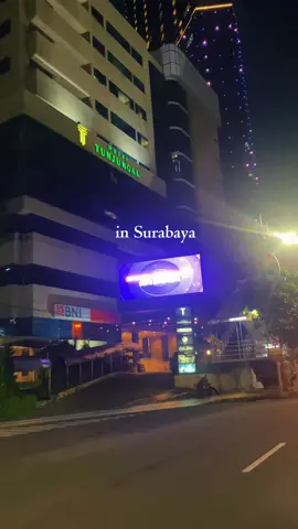 20 tahun lebih tumbuh besar di kota ini, kota besar dengan segala kenangan yang ada, kota yg sampai saat ini melindungi kedua orang tua yg kutinggal dengan berat hati demi tugas negara. Sampai detik ini aku msh merantau jauh dari Surabaya, dgan kondisi 180 derajat beda keadaannya, tidak pernah ada satupun kota yg bisa menggantikan keisitimewaan Surabaya, sering kali rindu menusuk tak hny unt orang tua tpi rindu dgan hiruk pikuk Kota Surabaya. Ingin rasanya kembali mengabdi di Kota tercinta, tetapi sayangnya keputusanku berapa tahun lalu membuatku msh terjebak di tanah rantau ini, smoga bila mmg Tuhan ijinkan aku bisa kembali mengabdi suatu saat nanti. Well,  Yes, you still got another version of me, Surabaya. Much Love from 460km away❤️ Im still proud to be called, “Arek Suroboyo”