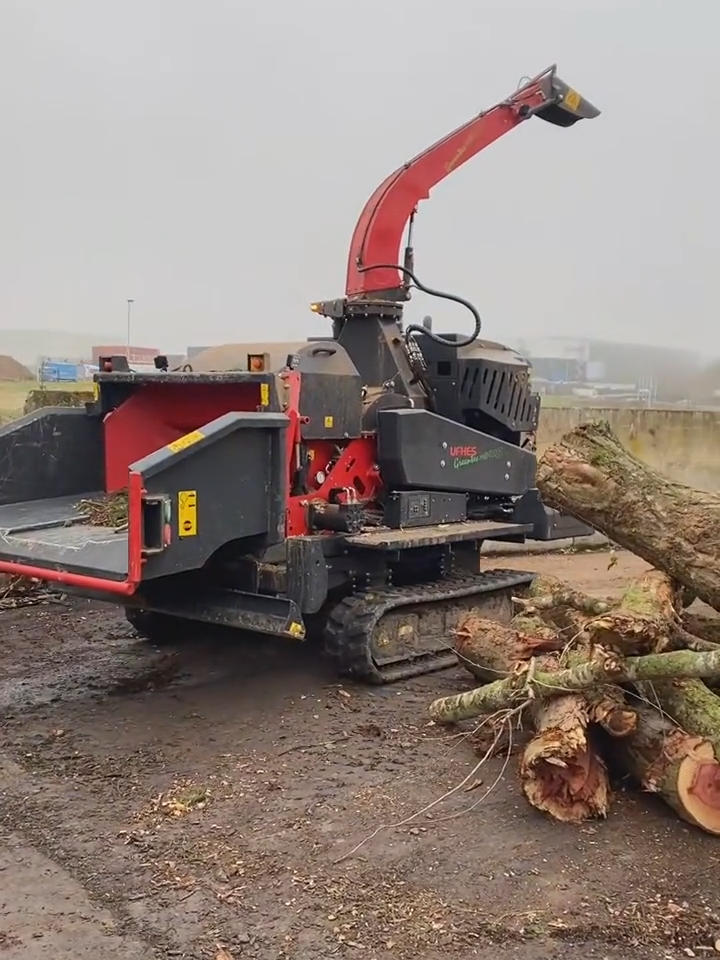 Une télécommande pour gérer le broyeur à distances 🤯 #arboriste #arboristegrimpeur #broyeur #broyeurforestier