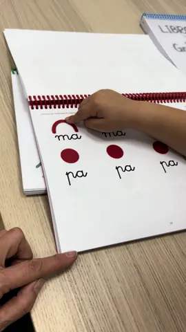 Libro de lectura con grafismos fonéticos 1 Os dejo otro ejemplo de movimiento que yo realizo en función de las características de cada sonido concreto del habla. #logopedia #grafismosfonéticos #recursoseducativos #audicionylenguaje #aulaal #maestraespecial #aulapt #educacioninfantil #trastornoespecificodellenguaje #aprenderaleer #fonoaudiología #terapiadellenguaje