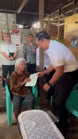Hari Ini (22/2) di Manado,Saya dan jajaran turun langsung ke lapangan untuk menyerahkan sertifikat tanah kepada masyarakat.saya bertemu dan menyerahkan langsung kepada oma adela yang usianya sudah 80 tahun. ibu dorkas dan ibu risalen.  saya ingin betul-betul memastikan proses sertifikat tanah di lapangan berjalan dengan baik, sesuai yang di amanatkan presiden joko wi dodo. saya juga menitip pesan kepada masyarakat para penerima agar sertipikat ini benar-benar dijaga dan bila dimanfaatkan agar digunakan dengan sebaik baiknya. #2024 #indonesia 