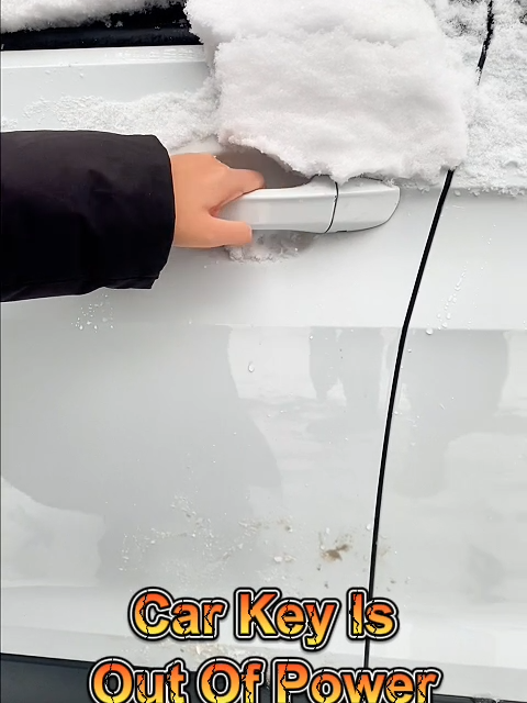 You can use this method to open the car door when the car key is out of power #driving #car #tips