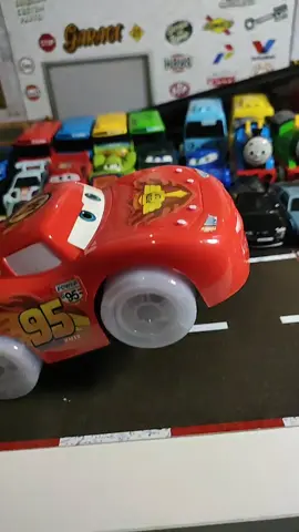 Memainkan Mobil Mobilan Lightning McQueen Disney Cars Bisa Berjalan dan Menyala #lightningmcqueen #mcqueen⚡ #mcqueen #disneycars #carsdisney #cars #mainananakanak #mobilmobilan #mobilmobilananak 