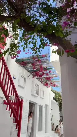 El mundo es muy grande como para que te limites ‼️ Las oportunidades son infinitas allá afuera y, más que eso, 🫶🏽 este mundo es demasiado hermoso  ¡A ver! ¿Cuál es el país más impresionante 🤩 que has visitado? ¿Y cuál quieres visitar próximo?  #questionoftheday #agentedeviajes #explora #viajeros  