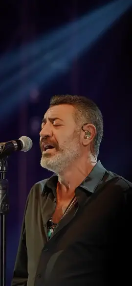 Kapanmaz yarayım, gece gündüz kanarım Göz göre göre yandı yıllarım Gönlümde açan gonca, gül olmadan kırıldı Senin eserin bu yorgun yıllarım... #hakanaltun  #yorgunyıllarım  #cengizkurtoglu 