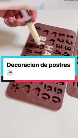 Decoración de postres  Receta para letras 3D 🔥👩🏽‍🍳 50ml de leche  5gr de azúcar  1gr de gelatina sin sabor  Vas a llevar a cocinar a fuego bajito hasta que hierva, se deja enfriar por 10 minutos En una jeringa de 5ml o 10ml  🔥Guarda este video para que no se te pierda la receta  #postres #pastel #decoraciondepasteles #dessert #candyshop #candybar #cakedecorating #moldesdesilicone #postresfaciles #recetasfaciles #mexico #postresdeliciosos  Credits: nr.dessertsbengkulu