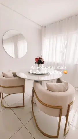 Parte das poltronas chegaram, nao me aguentei e ja vim mostrar a voces como elas sao lindas 😍 amei demais, estou apaixonada… #homedecor #Home #donadecasa #casaorganizada #casa #mesadejantar #poltronas #sala #ambiente 