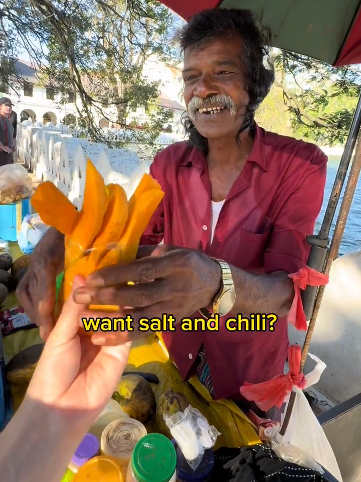 $0.65 salty mango in Sri Lanka 🇱🇰 #srilanka #colombo #kandy #ceylon #travel #srilankan #srilankatiktok #streetfood #streetfood_world #Foodie #foodreview