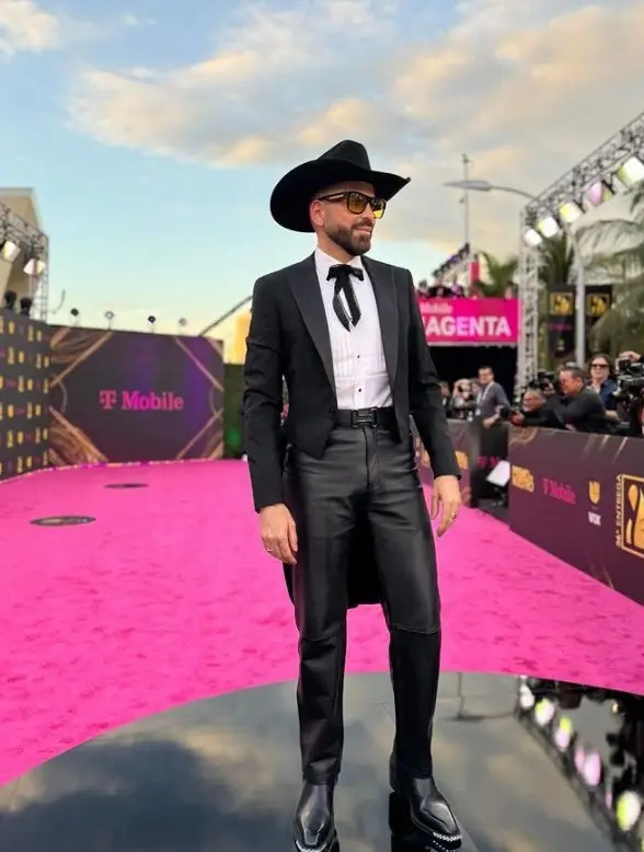 La vida de un cowboy 🤠 que tiene una familia de vida que le llena su corazón! 🙏 #premiolonuestro    #jomarigoyso #look #fashion #premios #musica #fyp #parati #amigos