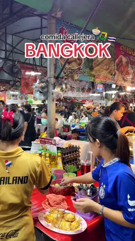 Comiendo en el mercado de Chatuchack en Bangkok! 🛺🇹🇭🍜 #chatuchack #comidacallejera #tailandia #bangkok #thailand #jamesbangkok #jamestailandia #mercadotailandia #mercadobangkok #comidatailandesa #thaifood #asia #travel #viaje #padthai #mangostickyrice #mercadocomidacallejera #streefood #streetfoodmarket #streetfoodmarketbangkok #🇹🇭 #bangkoknightmarket #thailandnightmarket #mercadonocturno 