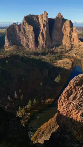 Gliding through time amongst the ancient rock formations of Oregon's high desert, where each curve and crevice whispers tales of millennia past 😍 #rocks #rockformations #highdesert #desert #river #aerial #dji #godisgreat #naturelovers #oregonhighdesert #smithrockstatepark #pnwlife 