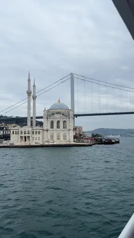 ضروري تجربو جولة البوسفور تشوفو جمال اسطنبول منها 🥹🇹🇷، طلعنا من ساحل امينينو سعر الشخص ٢٠٠ ليره .  #اسطنبول #تركيا #اكسبلور #fyp #istanbul 
