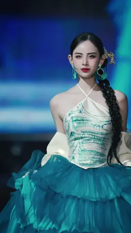 Thần tiên tỷ tỷ HƯƠNG LIÊN trong thiết kế bst Việt Quốc Phi Thiên- NTK THẠCH LINH tại sân khấu TAM CHÚC HÀ NAM#ntkthachlinh #nguyenuocchonthieng #tamchuc #tamchucchualanh #tiktok #trending 