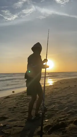 Membalas @HKL yang riquess mentahan ✌🏻masih bersama artis kita @bang_saepwoll  #mancingmania #mancing #mancingpasiran #pasiranerbantul #sunset #senjasorehari #senja #pantaiselatan #fypシ゚viral 