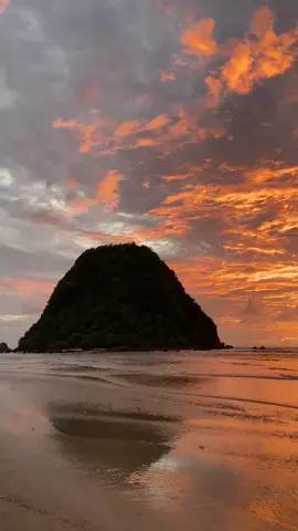 Senja dan lagunya sama-sama bagus ya ✨ #sunset  #pulaumerah  #banyuwangi 