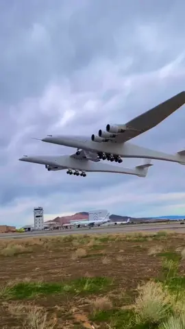 The world’s largest aircraft taking off! Congratulations to the Stratolaunch team on Flight 13! ✈️👏🏻 (🎥: @chasecameronphotography) #aviation #plane #travel #airplane #airport #aircraft #aviationlovers #aviationlife #aviationdaily #fyp #foryou 