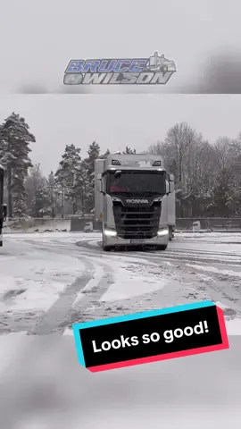 Checking out the interior of the Scania 770😳 #fyp #foryou #foryoupage #trucker #scania #semi #largecarmafia #dieseltrucks  #dieselpower #dieselmechanic #diesellife #righttracksystem #stance #power #speed #trending #viral 