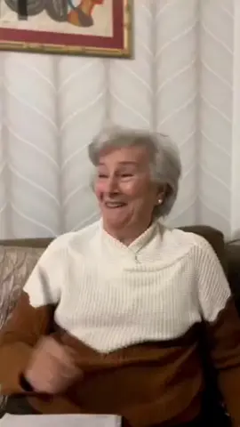 Olha a explicação desta avó para a neta que pergunta sobre o segredo dela, apesar de todas as dificuldades que enfrentou na vida, estar envelhecendo de uma maneira leve e alegre: @vidaalemdos60 Visite o www.50emais.com.br - site feito para você que passou dos 50 anos: Vida Adulta Inteligente #site50emais #50emais #avó #neta #envelhecimento #leve #alegre #segredo #terceiraidade #velha #site50emais #50emais
