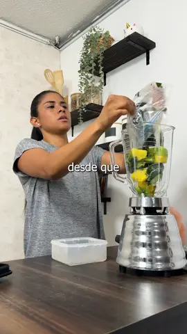 Batido verde desintoxicante con espinaca 🥬 Los jugos verdes al ser preparados con vegetales y fruta tienen una gran cantidad de fibra, ademas tiene propiedades antiinflamatorios, protección cardiovascular y metabolica. Beneficios del Apio: este vegetal tiene una gran cabtidad de fibra, viraminas y minerales esenciales para el cuerpo.  Las escpinacas: son ricas en calcio, en hierro, en vitaminas lo que ayuda a fortalecer el sistema inmunológico, mantiene sano nuestros huesos y cerebro 🧠#batidosaludable #natural #recetasfaciles #comidasaludable 