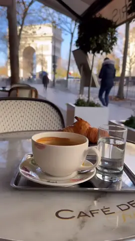 Petit déjeuner parisien Crédit Photo: @traveller_jjj5 Follow us on IG: @champselysees_paris www.champselysees-paris.com © Paris, Always an Amazing idea! #paris #igersparis #petitdejeuner #breakfast #croissant #chocolate #arcdetriomphe #champselysees 