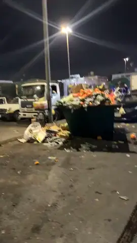 م.عبدالبصير البخاري : ‏عمالة بلا ضمير ، ترمي كمية خضار وفواكة في القمامة 