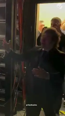 SÍ FUE EL SALUDO ENTRE MILEI Y TRUMP Javier Milei no pudo contener la emoción y se fundió en un fuerte abrazo con el líder republicano Donald Trump al encontrarse con él en un detrás de escena de la convención de líderes republicanos en Estados Unidos, a la que el presidente argentino viajó para ser uno de los principales oradores, junto al exmandatario norteamericano que busca volver a la Casa Blanca. 🗣️