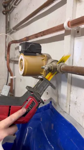 Replacing pump valves the easy way! #asmr #plumbing #toolbag #pipes #tools #cleancopper #copper #handtools #work #DIY #howto #plumber 