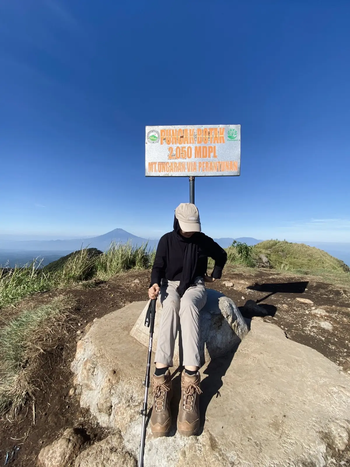 Setelah solo tektok yang diselimuti kabut, kali ini mencoba menginjakkan kaki kembali di sini. Alhamdulillah kali ini Gunung Ungaran tidak ragu untuk menampakkan keindahannya.  #ungaran #gunungungaran #ungaranviaperantunan #wisataalamperantunan #pendakigunung #eigeradventure #ootdmenda 