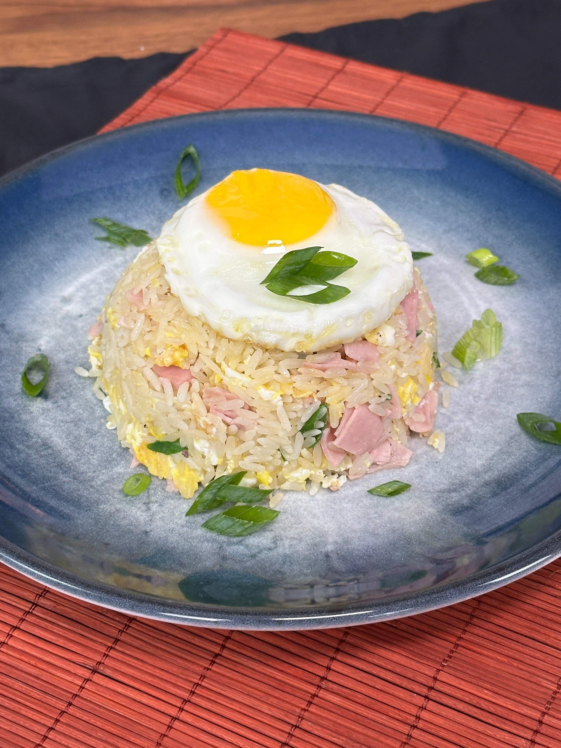 Arroz e Ovo todo mundo tem! Faça essa receita de restaurante chinês! INGREDIENTES: - Arroz cozido - 3 ovos - 5 fatias de presunto picado - Sal - Pimenta-do-reino - Cebolinha picada - Azeite MODO DE FAZER: Em uma frigideira aquecida, adicione o azeite, o arroz, o presunto picado e mexa. Depois, faça um buraco no meio do arroz e acrescente os ovos, frite. Adicione sal, pimenta-do-reino e cebolinha picada, misture. Agora, unte uma tigela com azeite, adicione o arroz, pressione bem, cubra com um prato, vire, retire a tigela e finalize com cebolinha. Sirva! Se preferir, sirva com um ovo por cima do arroz! #foodmakers #culinaria #gastronomia  #receitas  #foodtiktok  #arroz  #chopsuey  #mexidão