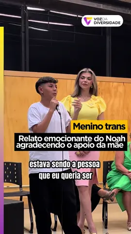 Noah, um adolescente trans, faz depoimento emocionado agradecendo sua mãe, Kely Cavallari, por todo o apoio desde o momento em que contou que era um garoto trans.  É lindo de ver! Por mais mães que resistem e lutam junto com seus filhos! ❤️🏳️‍🌈🏳️‍⚧️😍🥹 Eles participaram da primeira roda de conversa do Projeto Purpurina, organizado pela coordenação de políticas LGBTI+ da Prefeitura de SP (@politicaslgbti), liderado por Leo Áquilla (@Leonora Áquilla). Mães da Resistência, estamos com vocês!  #maes #filholgbt #lgbt #trans #criançatrans #meninotrans 