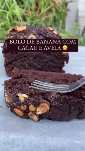 ✨️ BOLO DE BANANA COM CACAU E AVEIA. 😋🍰🍫 Já deixa seu ❤️ e salve essa super receita para fazer depois. 😉  INGREDIENTES: ✏️📄 - 1 ovo; - 3 bananas maduras e amassadas; - 1/2 xícara de chá de óleo de coco; - 3/4 xícara de chá de açúcar mascavo; - 1 xícara de chá de farinha de aveia; - 1/2 xícara de chá de cacau em pó ou chocolate em pó; - Gotas de chocolate (opcional); - Amendoim (opcional); - 1 colher de sopa de fermento em pó.  MODO DE PREPARO: 👩🏽‍🍳👨🏼‍🍳 1. Em uma tigela, misture bem as bananas amassadas, o óleo de coco, o ovo e o açúcar; 2. Em seguida, adicione o cacau e as gotas de chocolate. Por fim, o fermento; 3. Transfira para uma forma untada. Coloque amendoim por cima (opcional); 4. Asse em forno preaquecido por 30 minutos a 200°C. Aproveita e já marca ou compartilha esse vídeo com uma pessoa querida que vai amar essa receita. ✨️  Créditos: Chamar no Direct. #receitas #receita #bolo #bolos #receitadebolo #dicas #bolofit #bolofitness #amobolos #bolosaudavel #dica #chefnacozinha #cozinha #culinaria #amocozinhar 