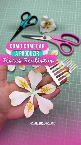 Mesmo se você nunca fez flores, com o passo a passo do meu método você consegue! 🌻 Está flor foi feita todinha na tesoura!  Lembrando que o método serve tanto para quem tem maquina de corte quanto para quem corta na tesoura, tem moldes disponíveis para as duas opções! ✂ Aprenda a criação do arquivo e a pintura digital + impressão e montagem, além de receber o molde de 2 cores já prontas de cada modelo de flor. Para receber + cores de flores adicione o Pack +102 Arquivos no ato da inscrição! . Comente “EU QUERO”, e venha fazer parte deste time de luz! 💡 Você não pode ficar de fora do Universo das Flores, ele é incrível! A chave para você  descobrir o passo a passo para criar flores incríveis como esta! 🌎🌻 #FabricandoArte #festapersonalizada #MulherEmpreendedora #papeleira #artesã #topodebolo #caketopper #papelariapersonalizada #topodebolopersonalizado #toposdebolo #artesanato #vivadepapelaria #bolocomflores #floresdepapel #cursodeflores #florperfeita #flordepapel  #florcompinturadigital #florrealista #girassoldepapel #astromeliadepapel 