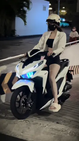 “ Họ bảo nhan sắc không quan trọng Nhưng họ lại chặt hết đám cỏ dại và chừa lại một bông hoa 🌷🌷🌷”