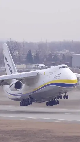 Máy bay vận tải thương mại Antonov An-124-100M từng là máy vận tải lớn nhất thế giới cho tới khi An-225 Mriya xuất hiện #plane #transport #antonovan124 #takeoff #airport #logistics 