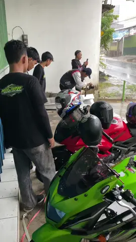 Ini mentahannya yang kemaren semua karna konten🤣 #ninjarrnew #kawasakininja #ninja2tak #ninjaijo #ninjarrmodifikasi #ninjarr150 #2tak #ninjarrold #ninjarr #ninjass #ninjar #2takmenolakpunah #2takloversindonesia #2taklovers #2takindonesia 