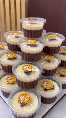 200 gr gula pasir  30 gr nutrijel coklat 7 gr gara agar plain 1/2 sdt garam 1 sdm maizena  20 gr coklat bubuk  500 ml air  1 liter susu cair coklat  100 gr DCC  Vla  3 bungkus susu bubuk  1 sdm gula pasir  1-2 sdm maizena  1/2 sdm tepung custard ( opsional ) 1/2 bungkus keju oles  800 ml air ( boleh ganti susu cair ) Satu resep jadi 35 cup kapasitas 60 ml #dapurriri #idejualan #idealifeonline #puding #takjil #takjilpuasa #puasa #ramadhan 