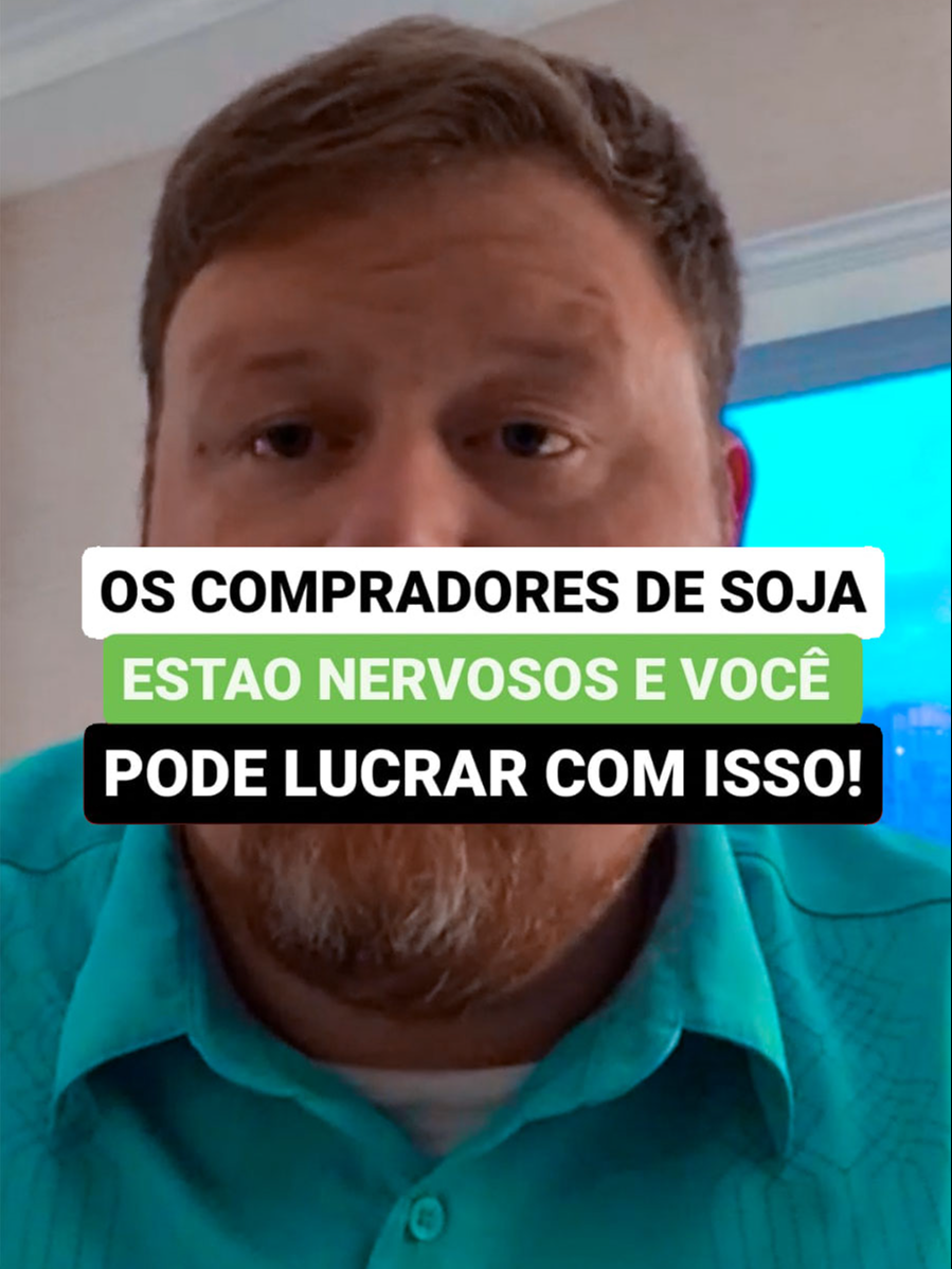 OS COMPRADORES DE SOJA ESTÃO NERVOSOS E VOCÊ PODE LUCRAR COM ISSO! A discussão em torno dos estoques de soja a nível mundial e a disposição dos especuladores para vender soja cada vez mais tem sido tema controverso no mercado agrícola. Observa-se que, apesar dos relatórios indicarem um aumento significativo nos níveis de estoque desde 2020, a realidade pode ser mais matizada. Consultorias privadas e análises de produção sugerem que a safra brasileira pode ser substancialmente menor do que os números oficiais indicam, o que, por sua vez, poderia significar que os estoques globais estão mais apertados do que se percebe. Este cenário cria uma tensão entre as expectativas baseadas em relatórios oficiais e as realidades percebidas no terreno, influenciando as decisões de venda dos especuladores. A discrepância entre os estoques projetados e a produção real sugere que, enquanto os relatórios podem apontar para uma abundância, a prática pode revelar uma situação de oferta mais restrita. Essa dinâmica é crucial para entender as movimentações no mercado e as estratégias dos produtores e especuladores. Além disso, o mercado físico no Brasil devido às variações de preço em Chicago demonstra uma resiliência notável. Apesar das quedas nos preços internacionais, o mercado brasileiro mostra uma certa estabilidade, sugerindo uma demanda contínua e uma vontade dos compradores de assegurar o abastecimento de soja. Esse fenômeno indica que, apesar das flutuações e incertezas globais, existem fatores locais que sustentam o mercado, oferecendo uma perspectiva mais otimista para os produtores nacionais. #agro #agro10brasil #agronegocio #agronaopara #agroetop #fyagro #agrofy #agrofyy #safra2024🌱🍃🙏❤🤠 #safra2024🙏🌱🤠 #safra2024abençoada   #safra2024🥔😁 #safra2024🌽🌾 #safra2024🙏🏼🙇🤠 #agronegócio #agronegócio🚜🌱🌴🌾 #agronegóciobrasil #agronegóciobras #agronegocios #compraevendadegrãos