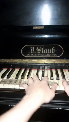 Old Piano Plays #howlsmovingcastle #piano #pianocover #cover #oldpiano #howlsmovingcastlepiano #foryou #fyp #music #instrument #blowup #notmyvideo #velxity 