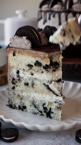 Cookies and Cream Cake, layers of cookies and cream cake, with cookies and cream mousse filling, and cookies and cream frosting, topped with ganache drip. #cake #caketok 