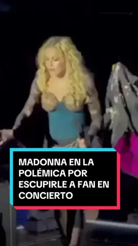 #Madonna se vuelve viral en redes sociales por escupirle a un fan en pleno escenario. #fansmadonna #polemica #eljunket #espectaculos #fyp #viral 