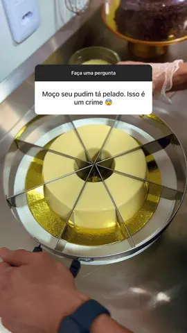 PUDIM PELADO? 😨😨😨 Estão chamando nossos pudins sem calda de pelados. Eles geralmente são assados sem calda de caramelo, mas após desenformados, levam cobertura por cima. Neste caso, utilizei o granulé de chocolate nobre!  #pudim #pudimcremoso #pudimgourmet #pudimperfeito 