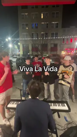 Please ignore the offbeat clapping 😂😂😂 #fyp #pianotok #viral #busking #publicpiano #vivalavida #fypシ #streetperformer #college #uga 