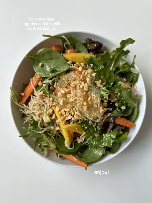 the sun has been making me crave summer and summer foods ☀️ #salad #saladrecipe #healthyrecipes #healthyfood #healthymeals #noodlesalad #misodressing #rainbowsalad #lunchrecipes #healthyeating 